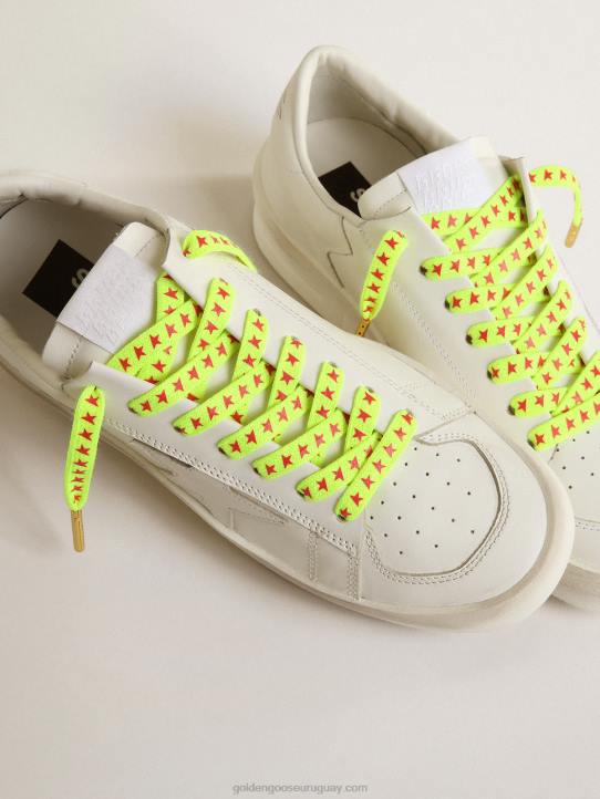 hombres cordones de color amarillo fluorescente con estrellas naranjas en contrasteGolden Goose 02H6418