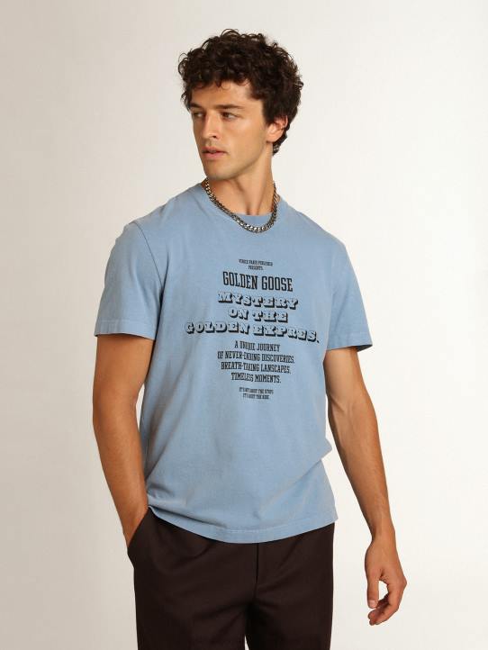 hombres camiseta de la colección Journey en azul puerto con misterio de ganso dorado negro en contraste sobre el estampado Golden Express 02H6747