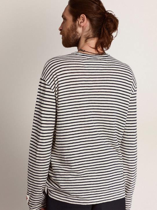hombres camiseta de la colección con rayas blancas y azules y bordado en la parte delanteraGolden Goose 02H6717