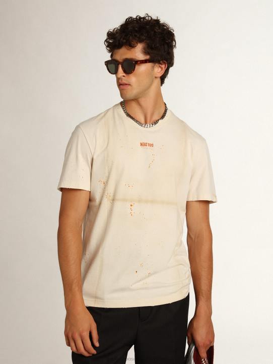 hombres camiseta de la colección travel en blanco hueso con efecto de prenda doblada con letras doradas y spray color óxido 02H6728
