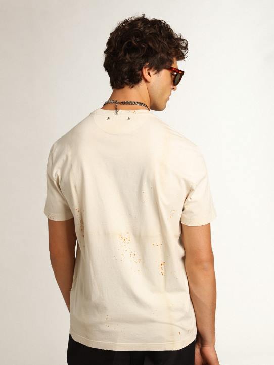 hombres camiseta de la colección travel en blanco hueso con efecto de prenda doblada con letras doradas y spray color óxido 02H6728