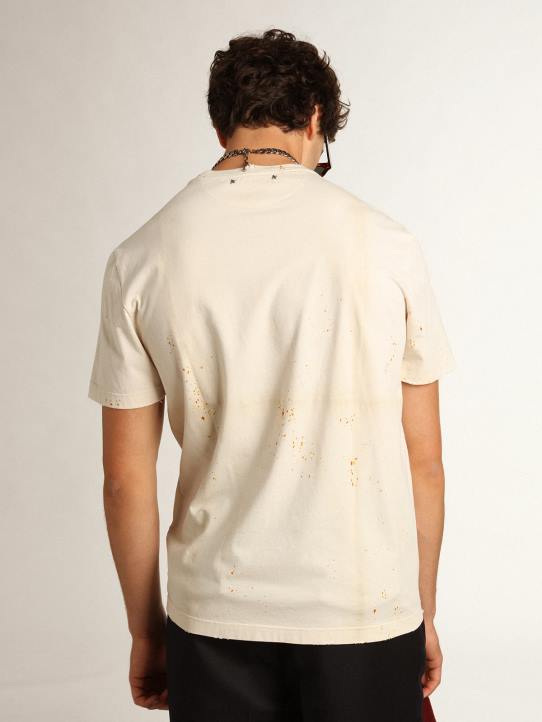 hombres camiseta de la colección travel en blanco hueso con efecto de prenda doblada con letras doradas y spray color óxido 02H6728