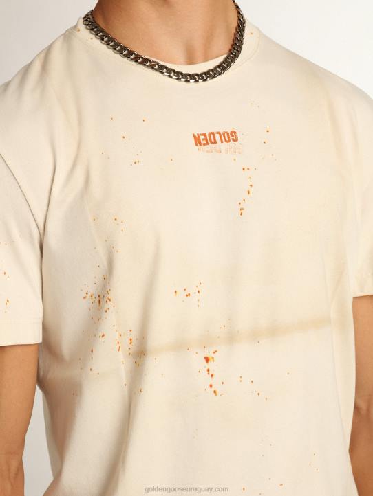 hombres camiseta de la colección travel en blanco hueso con efecto de prenda doblada con letras doradas y spray color óxido 02H6728