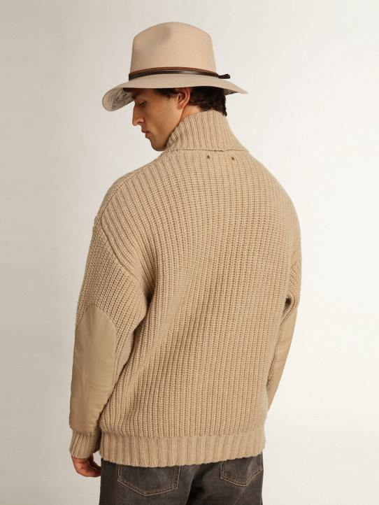 hombres Cárdigan cruzado de la colección Journey de lana de canalé beige con parches de piel tono sobre tonoGolden Goose 02H6715