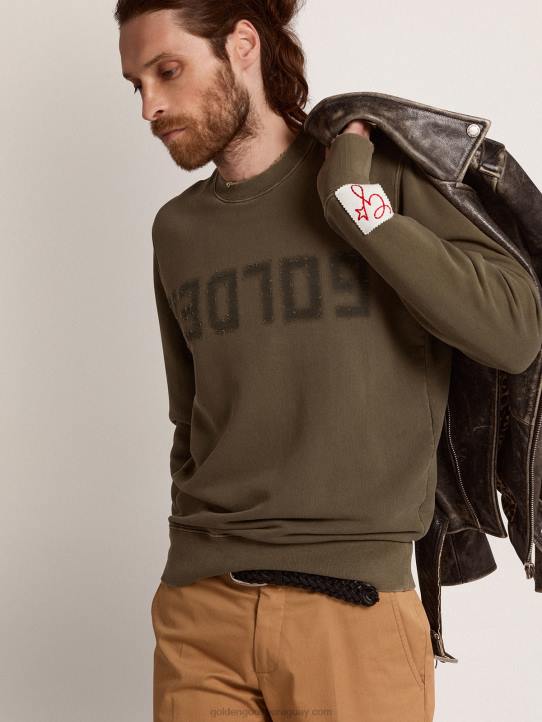 hombres Sudadera de la colección verde oliva con tratamiento envejecido y letras doradas en la parte delantera 02H6713