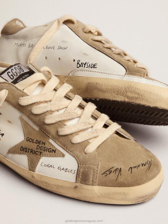 hombres zapatillas super-star de piel blanca con inserciones de ante gris tórtola y letras negras por toda la superficieGolden Goose 02H6511