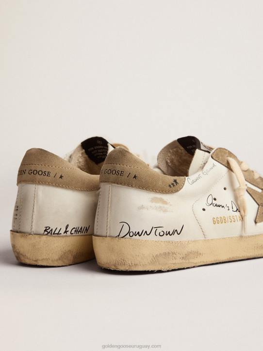hombres zapatillas super-star de piel blanca con inserciones de ante gris tórtola y letras negras por toda la superficieGolden Goose 02H6511
