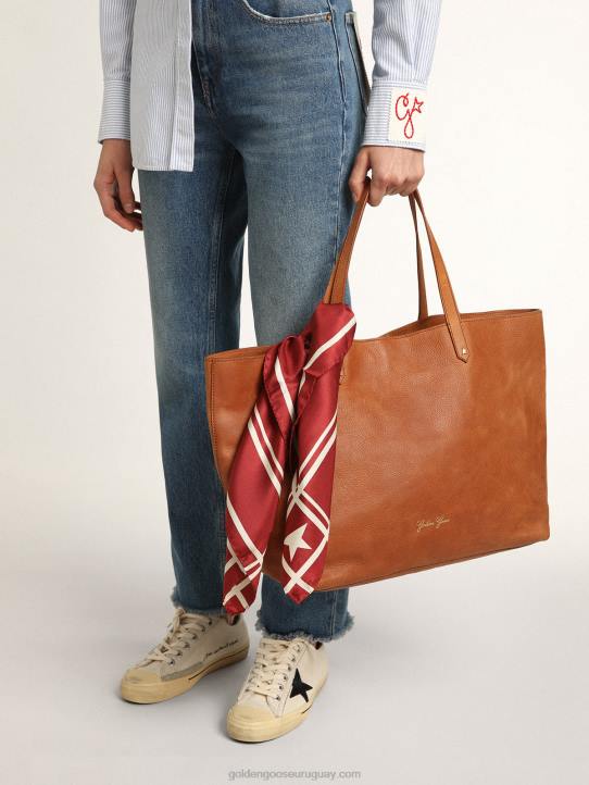 mujer bufanda de la colección en rojo con rayas y estrellas blancas a contrasteGolden Goose 02H6320