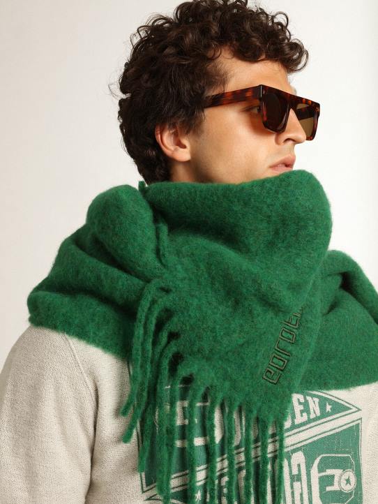 mujer bufanda de lana verde oscuro con flecos y letras \'golden\' tono sobre tono 02H6300