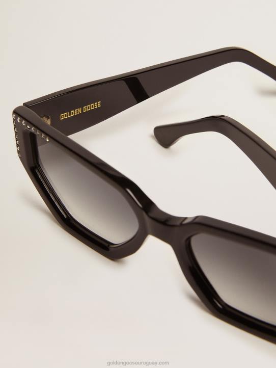 mujer jackie de marco solar de estilo rectangular con marco negro y pequeños cristalesGolden Goose 02H6333