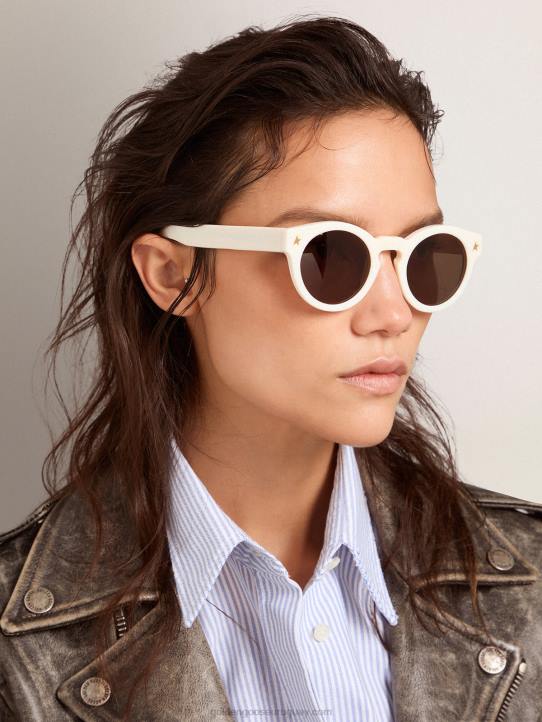 mujer marco solar estilo cameron panthos con marco blanco y detalles doradosGolden Goose 02H6350
