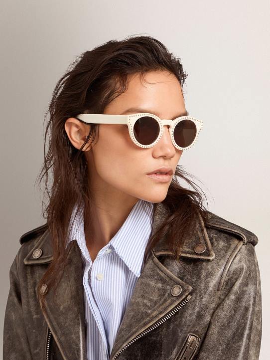 mujer sunframe estilo cameron panthos con marco blanco tachuelas doradas y detalles doradosGolden Goose 02H6331