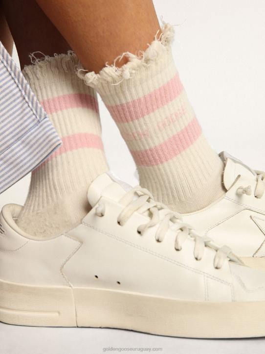 mujer calcetines blancos con acabado envejecido y logo y rayas en rosa bebéGolden Goose 02H6411
