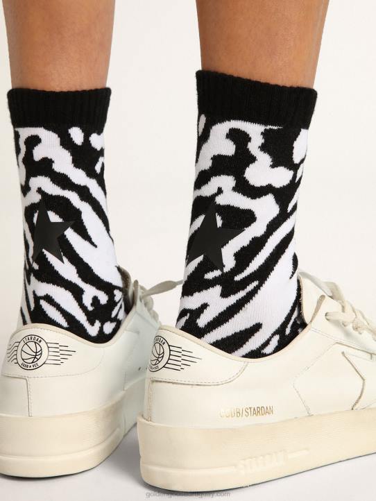 mujer calcetines blancos y negros con estampado de leopardo y estrella negra en la espaldaGolden Goose 02H6330