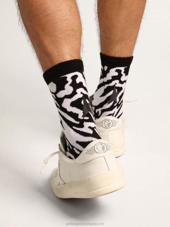 mujer calcetines blancos y negros con estampado de leopardo y estrella negra en la espaldaGolden Goose 02H6330