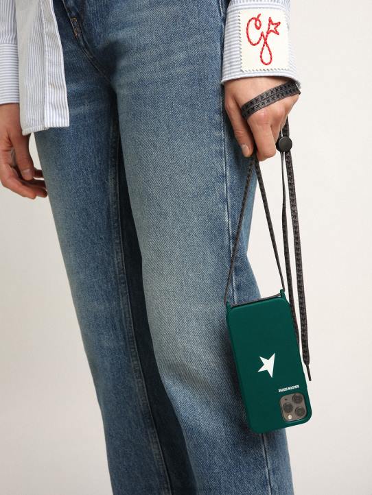 mujer funda verde para iphone 12 y 12 pro con logo blanco en contraste y cordones con logoGolden Goose 02H6310