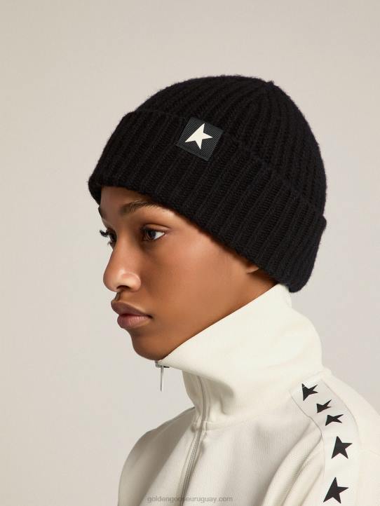mujer gorro de lana negro con estrella blanca en contrasteGolden Goose 02H6375