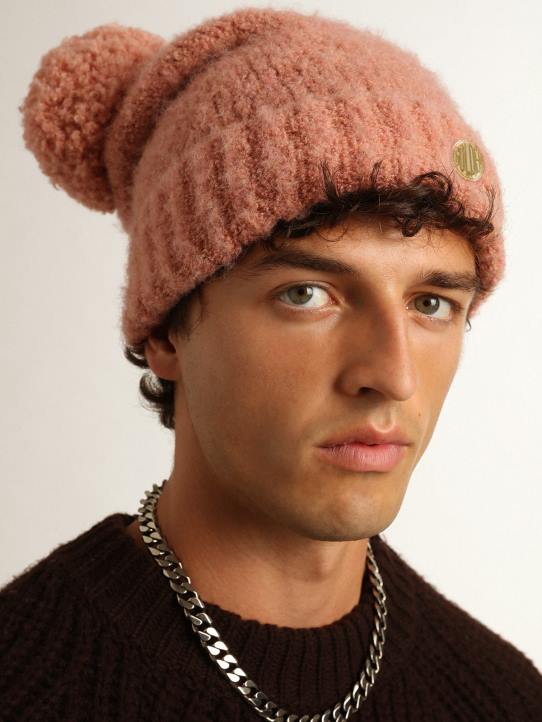 mujer gorro de lana rosa palo con pompón colección travelGolden Goose 02H6393