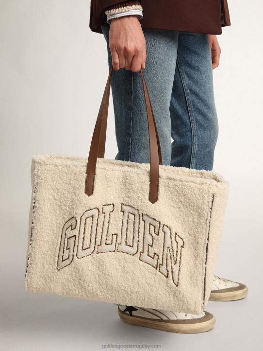 mujer bolso east-west california de pelo sintético blanco con letras doradas y asas en contraste 02H6446