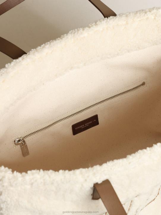 mujer bolso east-west california de pelo sintético blanco con letras doradas y asas en contraste 02H6446