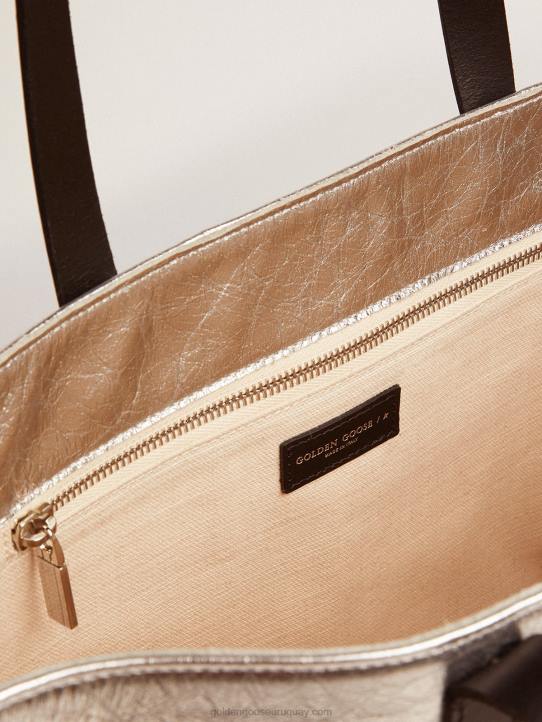 mujer bolso east-west california en piel laminada plateada con inserciones de lana merinoGolden Goose 02H6489