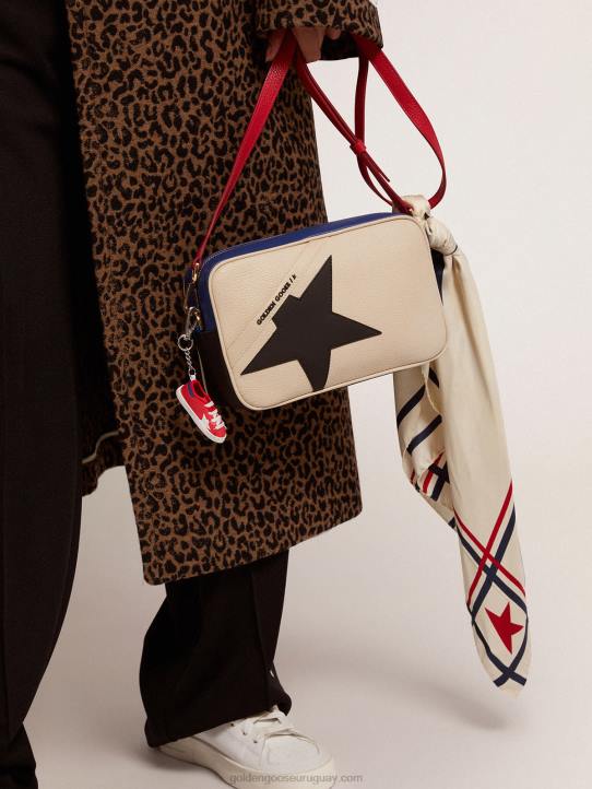 mujer bolso estrella elaborado en piel granulada con estrella negraGolden Goose 02H6465
