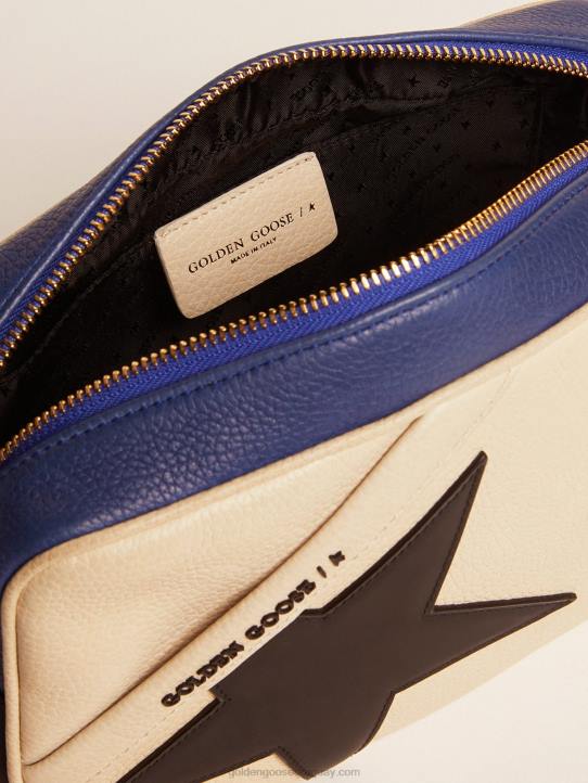 mujer bolso estrella elaborado en piel granulada con estrella negraGolden Goose 02H6465