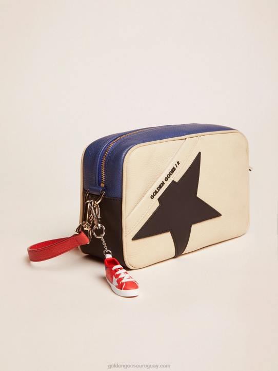 mujer bolso estrella elaborado en piel granulada con estrella negraGolden Goose 02H6465