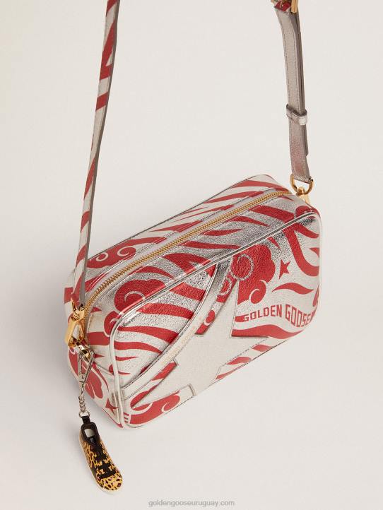 mujer bolso star de piel laminada color plata con estampado cny de estrella tono sobre tono y rayas de tigre rojoGolden Goose 02H6460