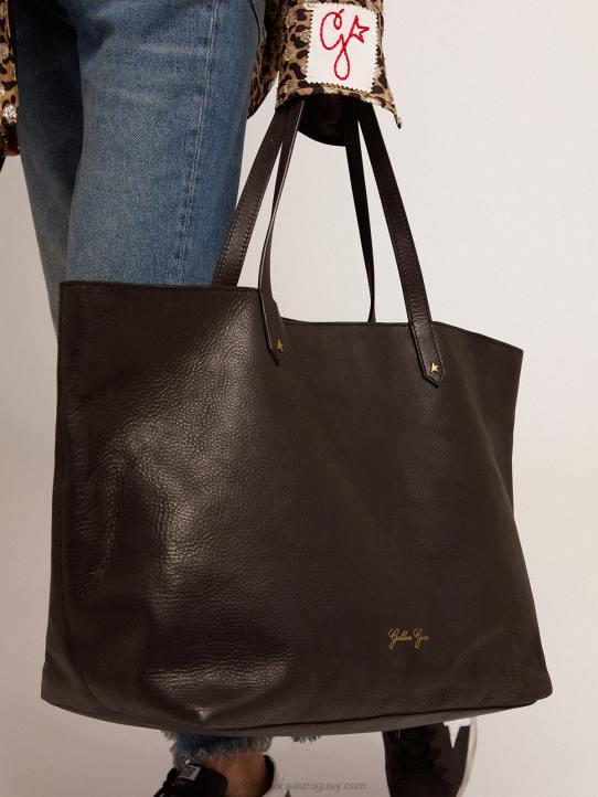 mujer bolso pasadena negro con logo dorado en el frenteGolden Goose 02H6474