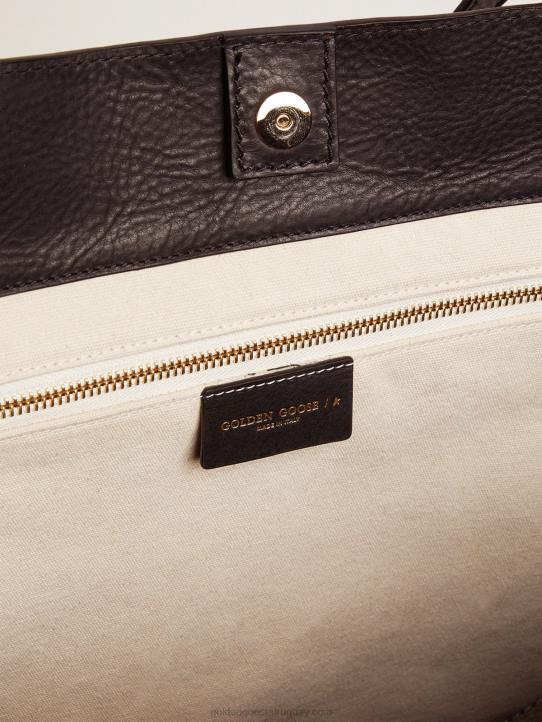 mujer bolso pasadena negro con logo dorado en el frenteGolden Goose 02H6474