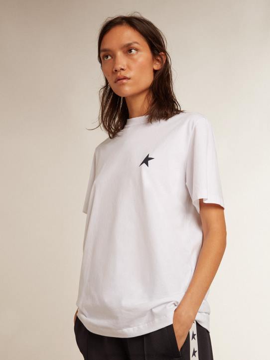 mujer camiseta blanca con estrella azul oscuro en el frenteGolden Goose 02H6925