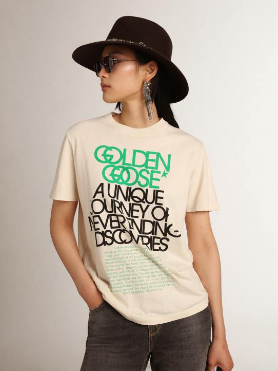 mujer camiseta de la colección Journey en blanco hueso con letras en negro y verde brillante en la parte delanteraGolden Goose 02H6993