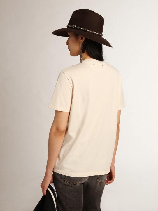 mujer camiseta de la colección Journey en blanco hueso con letras en negro y verde brillante en la parte delanteraGolden Goose 02H6993