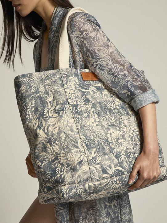 mujer bolso oceánico de lona de la colección cápsula golden resort en azul vintage con detalles en contraste 02H6452