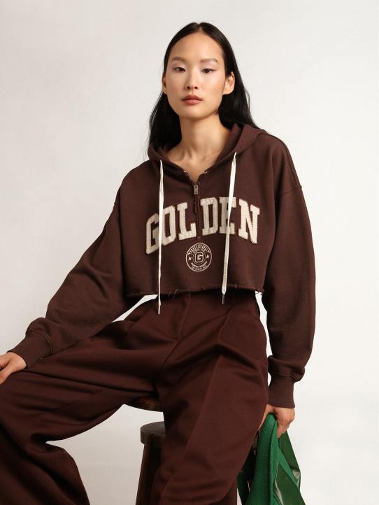 mujer Sudadera corta con capucha de la colección Journey en marrón nogal con letras doradas blancas en contraste 02H6989