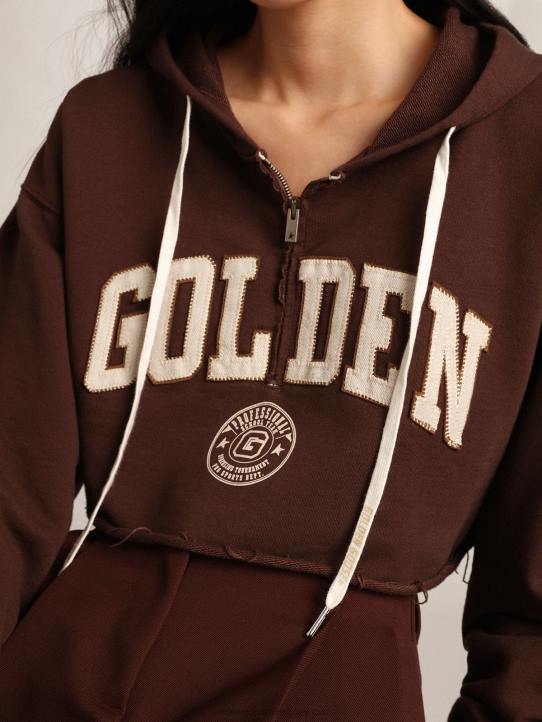 mujer Sudadera corta con capucha de la colección Journey en marrón nogal con letras doradas blancas en contraste 02H6989