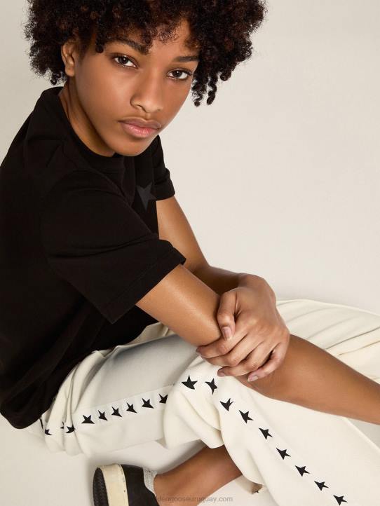 mujer joggers blancos con estrellas a los ladosGolden Goose 02H61060