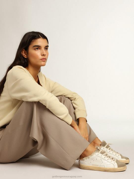 mujer zuecos super-star con estrella de piel blanca y forro de borregoGolden Goose 02H6238