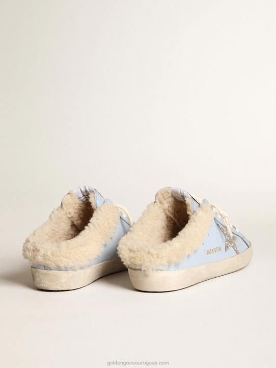 mujer zuecos superestrella de piel azul claro con estrella de purpurina plateada y forro de borrego beigeGolden Goose 02H6274