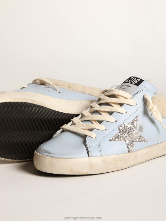 mujer zuecos superestrella de piel azul claro con estrella de purpurina plateada y forro de borrego beigeGolden Goose 02H6274
