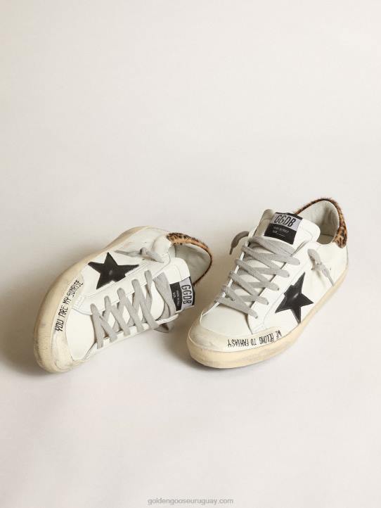 mujer superestrella con refuerzo de piel de potro con estampado de león y estrella de cuero negro en el talónGolden Goose 02H6257