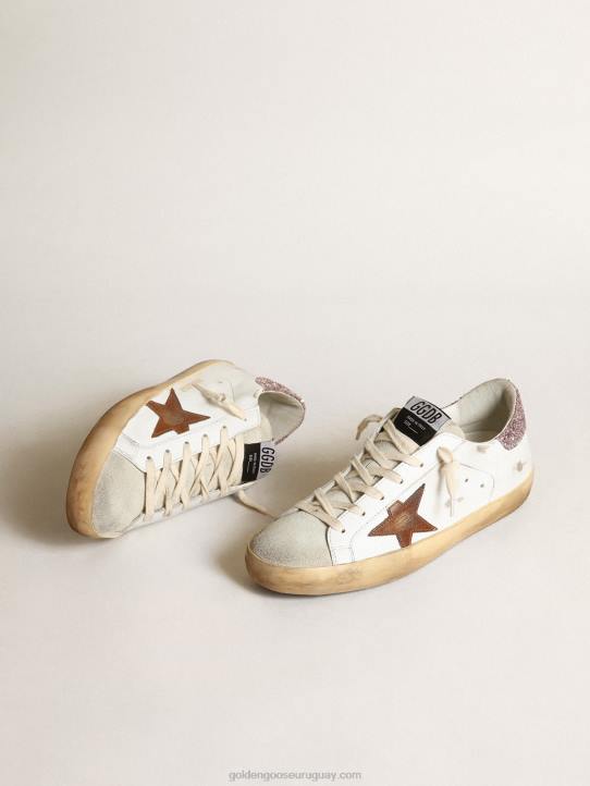 mujer superestrella con una estrella color canela y una lengüeta rosa brillante en el talónGolden Goose 02H6201