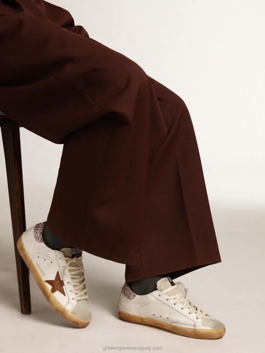 mujer superestrella con una estrella color canela y una lengüeta rosa brillante en el talónGolden Goose 02H6201