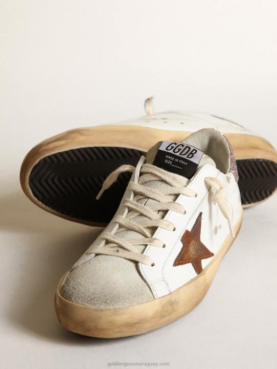mujer superestrella con una estrella color canela y una lengüeta rosa brillante en el talónGolden Goose 02H6201