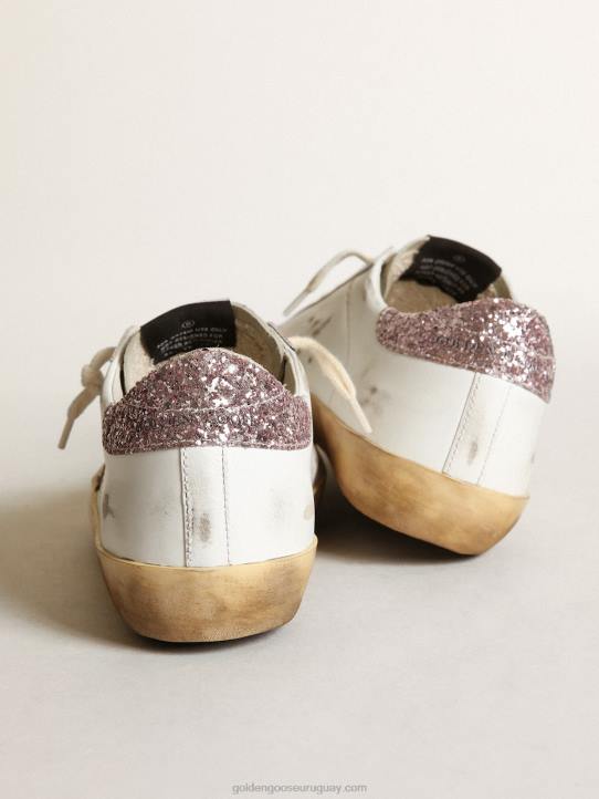 mujer superestrella con una estrella color canela y una lengüeta rosa brillante en el talónGolden Goose 02H6201