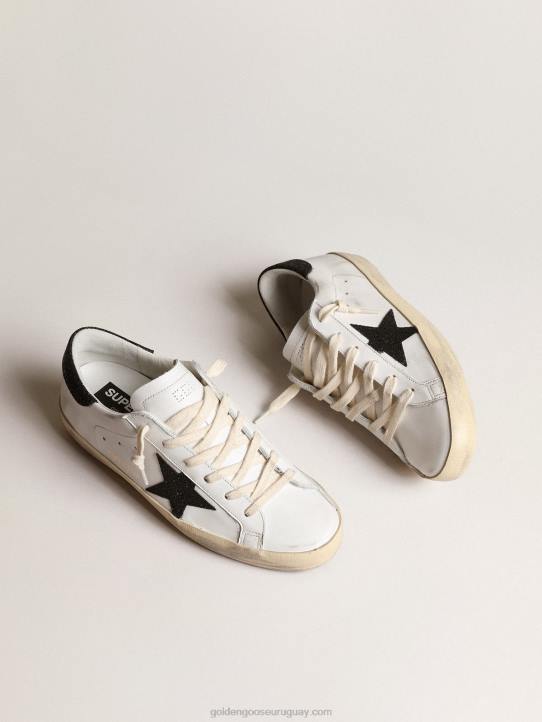 mujer superestrella con una estrella negra de cristal swarovski y refuerzo en el talónGolden Goose 02H6249