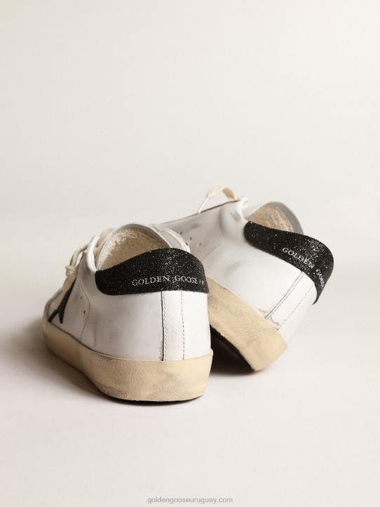 mujer superestrella con una estrella negra de cristal swarovski y refuerzo en el talónGolden Goose 02H6249
