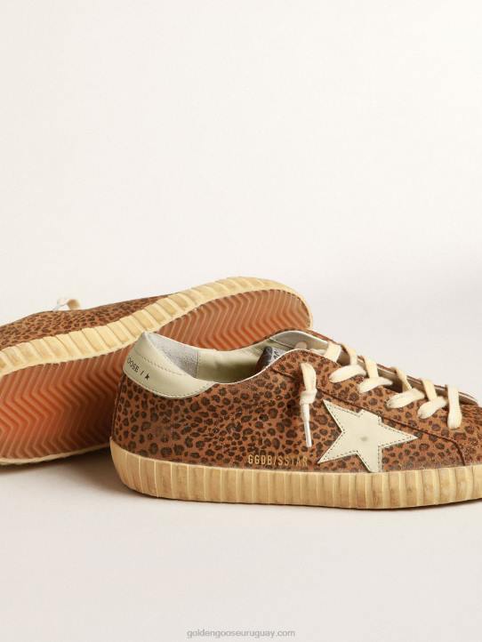mujer superestrella de ante con estampado de leopardo y estrella de piel color cremaGolden Goose 02H6248