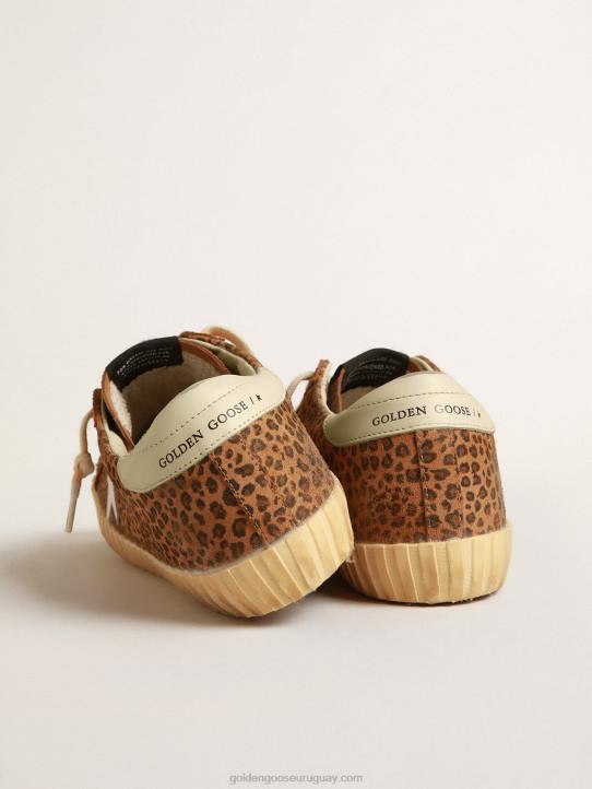 mujer superestrella de ante con estampado de leopardo y estrella de piel color cremaGolden Goose 02H6248